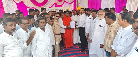 ಕವಿತಾಳದಲ್ಲಿ ಸಿರವಾರ ತಹಸೀಲ್ದಾರ್ ಅಶೋಕ ಪವಾರ್‌ಗೆ ಹೋರಾಟಗಾರರು ಮನವಿ ಸಲ್ಲಿಸಿದರು.ಕಲ್ಮಠದ ಸಿದ್ಧಲಿಂಗಸ್ವಾಮಿ. ಫಾ.ಆರೋಗ್ಯಧಾಮಿ, ಜಿಪಂ ಮಾಜಿ ಸದಸ್ಯ ಕಿರಿಲಿಂಗಪ್ಪ, ತ್ರಯಂಬಕೇಶ್ವರ ದೇವಸ್ಥಾನದ ಅಧ್ಯಕ್ಷ ಗಂಗಪ್ಪ ದಿನ್ನಿ, ಕೃಷಿ ಪತ್ತಿನ ಸಂಘದ ಅಧ್ಯಕ್ಷ ಯಮನಪ್ಪ ದಿನ್ನಿ, ಪಪಂ ಸದಸ್ಯರಾದ ಮಲ್ಲಿಕಾರ್ಜುನಗೌಡ, ರಾಘವೇಂದ್ರ ಶೆಟ್ಟಿ, ನಿಂಗರಾಜ ಕಂದಗಲ್ ಇತರರಿದ್ದರು.