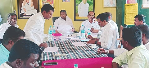 ಬಾಗಲವಾಡ ಸರ್ಕಾರಿ ಪ್ರೌಢಶಾಲೆಯಲ್ಲಿ ಶಾಸಕ ಹಂಪಯ್ಯ ನಾಯಕ ಎಸ್‌ಐಒ ಪ್ರಕ್ರಿಯೆ ಕುರಿತು ಬಿಎಲ್‌ಒಗಳಿಂದ ಮಾಹಿತಿ ಪಡೆದರು. 