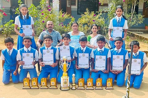 ಕಕ್ಕಬೆ ಕೇಂದ್ರ ಪ್ರಾಥಮಿಕ ಆಂಗ್ಲ ಮಾಧ್ಯಮ ಶಾಲೆಯ ವಿದ್ಯಾರ್ಥಿಗಳು ಹಾಕಿ ಪಂದ್ಯಾವಳಿಯಲ್ಲಿ ಉತ್ತಮ ಸಾಧನೆ ಮಾಡಿ ಪ್ರಶಸ್ತಿ ಪಡೆದಿದ್ದಾರೆ. ಶಾಲೆಯ ಆಡಳಿತ ಮಂಡಳಿಯವರು, ಶಿಕ್ಷಕ ವೃಂದದವರು ಇದ್ದಾರೆ.