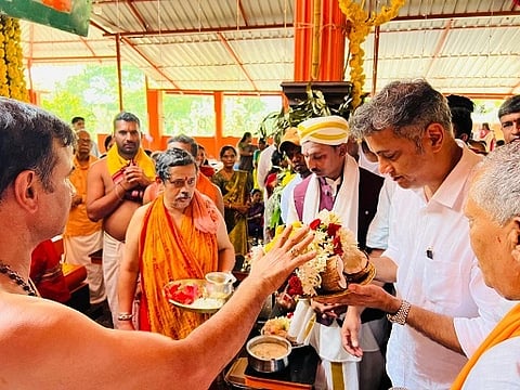 ಕರಡಿಗೋಡು ಬಸವೇಶ್ವರ ಹಬ್ಬದಲ್ಲಿ ಶಾಸಕ ಅಜ್ಜಿಕುಟ್ಟಿರ ಎಸ್.ಪೊನ್ನಣ್ಣ ಭಾಗಿಯಾಗಿ ವಿಶೇಷ ವಿಶೇಷ ಪೂಜೆ ಸಲ್ಲಿಸಿದರು.