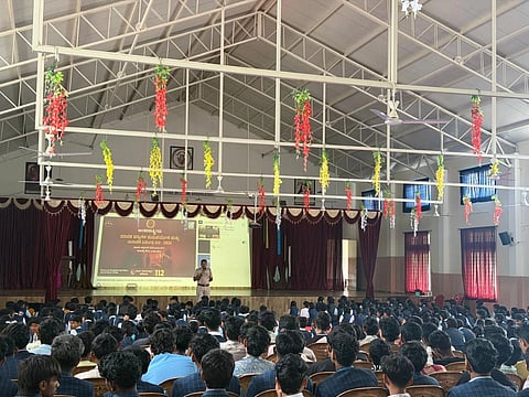 ಸಿದ್ದಾಪುರ ಸಂತ ಅನ್ನಮ್ಮ ಶಾಲೆಯಲ್ಲಿ ಆಯೋಜಿಸಿದ್ದ ಜಾಗೃತಿ ಕಾರ್ಯಕ್ರಮದಲ್ಲಿ ಸಿದ್ದಾಪುರ ಪೊಲೀಸ್ ಠಾಣಾಧಿಕಾರಿ ಮಂಜುನಾಥ್ ಮಾತನಾಡಿದರು. ಶಾಲೆಯ ಶಿಕ್ಷಕರು, ಠಾಣೆಯ ಸಿಬ್ಬಂದಿ ಇದ್ದರು. 