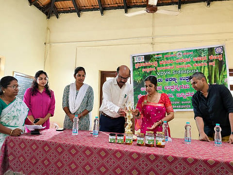  ವನಧನ ಯೋಜನೆಯಡಿ ಆಯೋಜಿಸಿದ್ದ ಜೇನುಹನಿ ಬಿಡುಗಡೆ ಕಾರ್ಯಕ್ರಮವನ್ನು ತಾಲೂಕು ಮುಖ್ಯ ಕಾರ್ಯನಿರ್ವಾಹಣಾಧಿಕಾರಿ ರಾಜೇಶ್ ಉದ್ಘಾಟಿಸಿದರು. ತಿಮ್ಮಯ್ಯ, ಚಾಂದಿನಿ, ಲೇಖನಿ, ಮಂಜುನಾಥ್ ಇದ್ದರು.