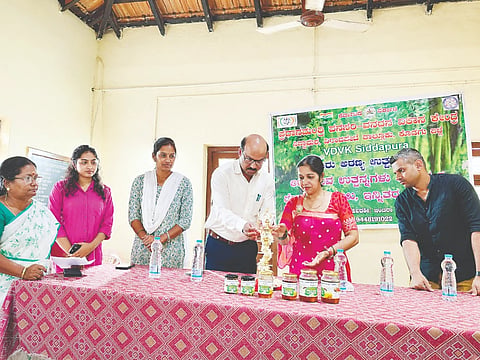 ವನಧನ ಯೋಜನೆಯಡಿ ಆಯೋಜಿಸಿದ್ದ ಜೇನುಹನಿ ಬಿಡುಗಡೆ ಕಾರ್ಯಕ್ರಮವನ್ನು ತಾಲೂಕು ಮುಖ್ಯ ಕಾರ್ಯನಿರ್ವಾಹಣಾಧಿಕಾರಿ ರಾಜೇಶ್ ಉದ್ಘಾಟಿಸಿದರು. ತಿಮ್ಮಯ್ಯ, ಚಾಂದಿನಿ, ಲೇಖನಿ, ಮಂಜುನಾಥ್ ಇದ್ದರು.