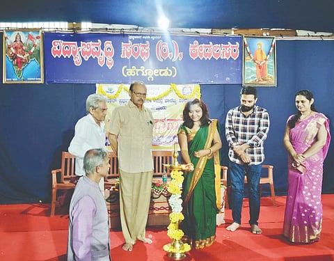 ಸಾಗರ ತಾಲೂಕು ಹೆಗ್ಗೋಡಿನ ಕಾಕಲ್​ ಪದವಿ ಕಾಲೇಜು ವಿದ್ಯಾರ್ಥಿ ವೇದಿಕೆ ಆಯೋಜಿಸಿದ್ದ ಸಂವೇದನಾ ಕಾರ್ಯಕ್ರಮವನ್ನು ತಹಸೀಲ್ದಾರ್​ ಡಾ. ಪ್ರತಿಭಾ ಉದ್ಘಾಟಿಸಿದರು. ಸಿದ್ಧಾರ್ಥ ಭಟ್​, ನಾಗರಾಜ್​, ಸತ್ಯನಾರಾಯಣ ಭಾಗಿ, ಜಿ.ಜಿ.ವಸುಂಧರಾ ಇದ್ದರು. 