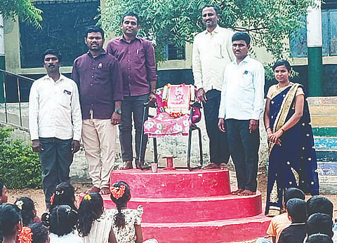  ಸಿರಿಗೇರಿ ಜನತಾ ಕಾಲನಿ ಸರ್ಕಾರಿ ಹಿರಿಯ ಪ್ರಾಥಮಿಕ ಶಾಲೆಯಲ್ಲಿ ಶಿವಶರಣ ಹಡಪದ ಅಪ್ಪಣ್ಣ ಜಯಂತಿ ಆಚರಿಸಲಾಯಿತು. 