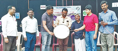 ನಡವಿ ಗ್ರಾಮದಲ್ಲಿ ಸಿರಿಗೇರಿ ಧಾತ್ರಿ ರಂಗ ಸಂಸ್ಥೆಯಿಂದ ಆಯೋಜಿಸಿದ್ದ ಮುಂಗಾರು ರಂಗೋತ್ಸವ ಸಾಂಸ್ಕೃತಿಕ ಕಾರ್ಯಕ್ರಮಕ್ಕೆ ಕಿತ್ತೂರು ರಾಣಿ ಚನ್ನಮ್ಮ ವಸತಿ ಶಾಲೆಯ ಪ್ರಾಚಾರ್ಯ ಕಾಳಿಂಗಪ್ಪ ಚಾಲನೆ ನೀಡಿದರು. 