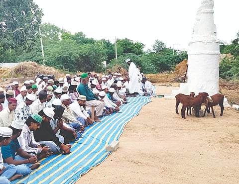 ಸಿರಿಗೇರಿ ಈದ್ಗಾ ಮೈದಾನದಲ್ಲಿ ಮುಸ್ಲಿಮರು ಮಳೆಗಾಗಿ ಸಾಮೂಹಿಕವಾಗಿ ವಿಶೇಷ ಪ್ರಾರ್ಥನೆ ಸಲ್ಲಿಸಿದರು.