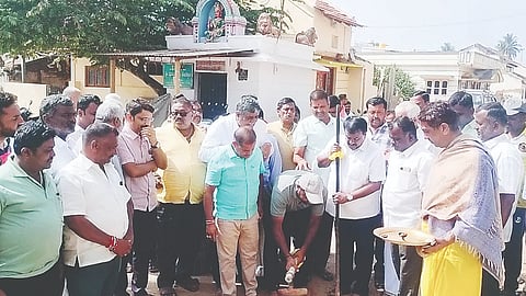 ಪಟ್ಟಣದ ಉಯ್ಯಲೆ ಕಂಬದ ಹತ್ತಿರ ಕಾಂಕ್ರಿಟ್ ನಿರ್ಮಾಣದ ರಸ್ತೆಗೆ ಸೋಮವಾರ ಶಾಸಕ ಸಿಎನ್ ಬಾಲಕೃಷ್ಣ ಭೂಮಿ ಪೂಜೆ ನೆರವೇರಿಸಿದರು