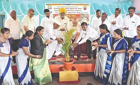 ಕಮತಗಿ ಸಮೀಪದ ಹಳ್ಳೂರ ಗ್ರಾಮದ ಮಾತೋಶ್ರೀ ನೀಲಮ್ಮ ಪೂರ್ವ ಪ್ರಾಥಮಿಕ ಶಾಲೆ ಹಾಗೂ ಮಾತೋಶ್ರೀ ಈರಮ್ಮ ರುದ್ರಗೌಡ ಪಾಟೀಲ ಆಂಗ್ಲ ಮಾಧ್ಯಮ ಹಿರಿಯ ಪ್ರಾಥಮಿಕ ಶಾಲೆಯ ಪ್ರಾರಂಭೋತ್ಸವ ಹಾಗೂ ಗ್ರಂಥಾಲಯ ಕೊಠಡಿ ಮಾಜಿ ಸಚಿವ ಎಸ್.ಆರ್.ಪಾಟೀಲ ಉದ್ಘಾಟಿಸಿದರು. ತೋವಿವಿ ವಿಸ್ತರಣಾ ನಿರ್ದೇಶಕ ಡಾ. ವೆಂಕಟೇಶಲು, ಎಸ್.ಬಿ. ರಾಮರಥ, ಪಾಂಡುರಂಗ ಸಣ್ಣಪ್ಪನವರ, ವಿಜಯ ಮಹಾಂತೇಶ ಬಂಗಾರಗುಂಡ, ನಿವೃತ್ತ ಶಿಕ್ಷಕ ವೈ.ವೈ. ಚಲವಾದಿ, ಸುಜಾತಾ ಆರ್. ಪಾಟೀಲ ಇದ್ದರು.