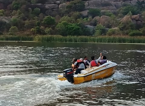 ರಾಮನಗರದ ರಂಗರಾಯರದೊಡ್ಡಿ ಕೆರೆಯಲ್ಲಿ ಜಲ ಕ್ರೀಡೆ.