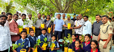 ಕರಿಘಟ್ಟ ಬೆಟ್ಟದ ಸಾಲುಮರದ ತಿಮ್ಮಕ್ಕ ಉದ್ಯಾನವನದಲ್ಲಿ ಅರಣ್ಯ ಇಲಾಖೆ ಮತ್ತು ಶಾಲಾ ಶಿಕ್ಷಣ ಇಲಾಖೆ ವತಿಯಿಂದ ಹಮ್ಮಿಕೊಂಡಿದ್ದ ವನಮಹೋತ್ಸವ ಕಾರ್ಯಕ್ರಮದಲ್ಲಿ ಶಾಸಕ ಎ.ಬಿ.ರಮೇಶ ಬಂಡಿಸಿದ್ದೇಗೌಡ ಅವರು ರೈತರಿಗೆ ಸಸಿಗಳನ್ನು ವಿತರಿಸಿದರು. ಡಿ.ರಘು, ಚೇತನಾ ಯಾದವ್, ಮಹದೇವಸ್ವಾಮಿ ಇತರರು ಇದ್ದರು.