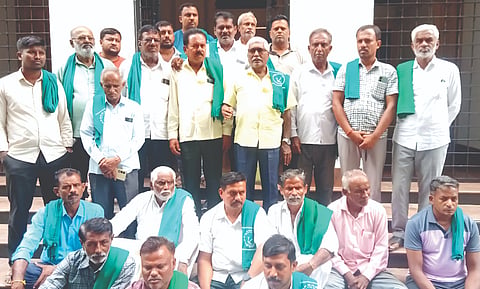 ಪಟ್ಟಣದ ಪ್ರವಾಸಿ ಮಂದಿರದಲ್ಲಿ ಮಂಗಳವಾರ ಕೆ.ಎಂ.ದೊಡ್ಡಿಯ ಶ್ರೀಚಾಮುಂಡೇಶ್ವರಿ ಸಕ್ಕರೆ ಕಾರ್ಖಾನೆಗೆ ಕಬ್ಬು ಪೂರೈಸುವ ಕುರಿತು ಮದ್ದೂರು ಹಾಗೂ ಕೆ.ಎಂ.ದೊಡ್ಡಿಯ ರೈತ ಮುಖಂಡರೊಂದಿಗೆ ರೈತ ಸಂಘದ ಜಿಲ್ಲಾಧ್ಯಕ್ಷ ಎ.ಎಲ್.ಕೆಂಪೂಗೌಡ ಸಭೆ ನಡೆಸಿ ಚರ್ಚಿಸಿದರು.