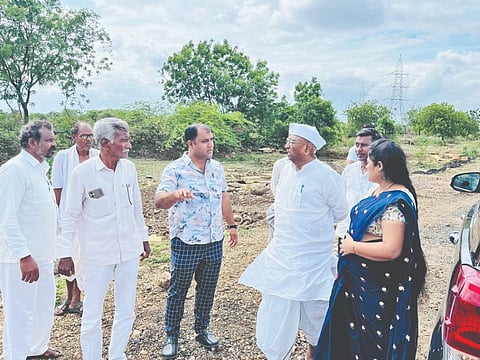 ಅಫಜಲಪುರ ಮತೇತ್ರದ ಬಳವಾಡದಲ್ಲಿ ನಿರ್ಮಾಣವಾಗುತ್ತಿರುವ ಸೇತುವೆ ಕಾಮಗಾರಿಯನ್ನು ಶಾಸಕ ಎಂ.ವೈ.ಪಾಟೀಲ್​ ಪರಿಶೀಲಿಸಿದರು. ಅರುಣಕುಮಾರ ಬಿರಾದಾರ, ಶರಣಗೌಡ ಪಾಟೀಲ್​, ಜ್ಯೋತಿ ಮಾರಗೋಳ ಇತರರಿದ್ದರು.