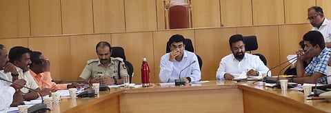  ರಾಮನಗರದ ಜಿಲ್ಲಾಧಿಕಾರಿ ಕಚೇರಿ ಸಭಾಂಗಣದಲ್ಲಿ ಪರಿಶಿಷ್ಟ ಜಾತಿ ಮತ್ತು ಪರಿಶಿಷ್ಟ  ವರ್ಗಗಳ (ದೌರ್ಜನ್ಯ ಪ್ರತಿಬಂಧ) ತಿದ್ದುಪಡಿ 2015ರ ಅಧಿನಿಯಮದ ಅನುಷ್ಟಾನ ಸಂಬಂಧ ಹಮ್ಮಿಕೊಳ್ಳಲಾಗಿದ್ದ ಜಿಲ್ಲಾ ಜಾಗೃತ ಮತ್ತು ಉಸ್ತುವಾರಿ ಸಮಿತಿ ಸಭೆ ಜಿಲ್ಲಾಧಿಕಾರಿ ಯಶವಂತ್​ ವಿ ಗುರುಕರ್​  ಅಧ್ಯಕ್ಷತೆಯಲ್ಲಿ ನಡೆಯಿತು. 