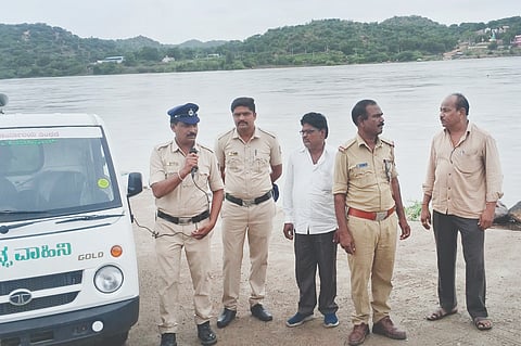 ಕಕ್ಕೇರಾ ಸಮೀಪದ ತಿಂಥಣಿ ಮೌನೇಶ್ವರ ಪಕ್ಕದ ಕೃಷ್ಣಾನದಿಗೆ ನಾರಾಯಣಪುರ ಬಸವಸಾಗರ ಜಲಾಶಯದಿಂದ ಅಪಾರ ಪ್ರಮಾಣದಲ್ಲಿ ನೀರು ಹರಿಬಿಟ್ಟ ಕಾರಣ ಸುರಪುರ ಠಾಣೆಯ ತಿಂಥಣಿ-ದಾದಲಾಪುರ ಬೀಟ್‌ನ ಜನಸ್ನೇಹಿ ಪೊಲೀಸ್ ಅಽಕಾರಿ ದಯಾನಂದ ಜಮಾದಾರ ನದಿ ತೀರಕ್ಕೆ ಸಾರ್ವಜನಿಕರು ತೆರಳದಂತೆ ಸೂಚನೆ ನೀಡಿದರು. ಬಸವರಾಜ ರಾಮದುರ್ಗ, ಯಲ್ಲಪ್ಪ ಅರಳಗುಂಡಗಿ, ವೆಂಕೋಬ ಹಾವಿನಾಳ್, ಎಎಸ್‌ಐ ಬೀರಪ್ಪ, ಅಂಬರೀಶ ಚಿಕ್ಕನಳ್ಳಿ, ನಂದಪ್ಪ ಜಣಜಲಿ ಇದ್ದರು.