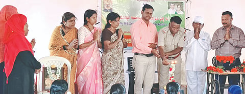 ಕಕ್ಕೇರಾದಲ್ಲಿ ಗುರುವಾರ ಹಮ್ಮಿಕೊಂಡ ಸ್ವಸಹಾಯ ಸಂಘದ ಸದಸ್ಯರಿಗೆ ಮೂರು ತಿಂಗಳ ಉಚಿತ ತರಬೇತಿ ಕಾರ್ಯಕ್ರಮಕ್ಕೆ ಪೊಲೀಸ್ ಅಽಕಾರಿ ಷಣ್ಮುಕಪ್ಪ ಚಾಲನೆ ನೀಡಿದರು. ವೀರಸಂಗಪ್ಪ ಸಾಹುಕಾರ್, ನಾಗೇಶ, ಅನಿತಾ, ನಿಂಗರಾಜ್, ಸುರಿಯಾಬೇಗಂ, ಕಸ್ತೂರಿಬಾಯಿ, ಮಹಿಬೂಬ್ ಇತರರಿದ್ದರು.