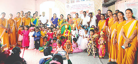 ಕೆ.ಆರ್.ಸಾಗರ ಸಂತೆಮಾಳದಲ್ಲಿರುವ ರಾಮಮಂದಿರ ಸಭಾಂಗಣದಲ್ಲಿ ಕೆ.ಆರ್.ಸಾಗರ ವ್ಯಾಪ್ತಿಯ ಅಂಗನವಾಡಿಗಳ ಬಾಲ ಮೇಳದಲ್ಲಿ ಮಕ್ಕಳಿಗೆ ವೇಷ ಭೂಷಣ ಸ್ಪರ್ಧೆ ಏರ್ಪಡಿಸಲಾಗಿತ್ತು.