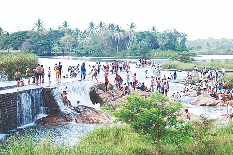 ಬಲಮುರಿ ಪ್ರವಾಸಿ ತಾಣದ ಸಾಂರ್ದಭಿಕ ಪೋಟ