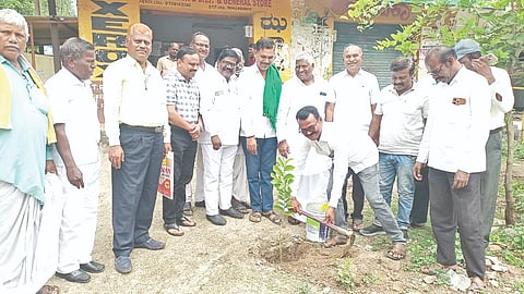 ಚಿತ್ತಾಪುರದಲ್ಲಿ ಹಮ್ಮಿಕೊಂಡಿದ್ದ ಸಹಕಾರ ಸಪ್ತಾಹ ಕಾರ್ಯಕ್ರಮಕ್ಕೆ ಸಸಿ ನೆಡುವ ಮೂಲಕ ಉದ್ಘಾಟಿಸಲಾಯಿತು. ದೇವಿಂದ್ರ ಅರಣಕಲ್​, ಭೀಮಣ್ಣ ಸಾಲಿ, ಸಂಜೀವಕುಮಾರ ಮಾನಕರೆ, ಅಶೋಕ ಹರನಾಳ ವಾಡಿ ಇತರರಿದ್ದರು.