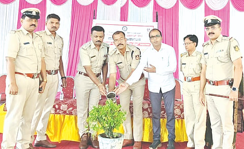 ಶಹಾಬಾದ್​ನಲ್ಲಿ ಹಮ್ಮಿಕೊಂಡಿದ್ದ ಮಾದಕ ದ್ರವ್ಯ ವಿರೋಧಿ ಜಾಗೃತಿ ಅಭಿಯಾನವನ್ನು ಸಮುದಾಯ ಆರೋಗ್ಯ ಕೇಂದ್ರದ ವೈದ್ಯಾಧಿಕಾರಿ ಡಾ.ಸಂತೋಷ ಪಾಟೀಲ್​ ಉದ್ಘಾಟಿಸಿದರು. ಶಂಕರಗೌಡ ಪಾಟೀಲ್​, ವೀರೇಂದ್ರ ಪಾಟೀಲ್​, ವನಿತಾ ಸೀತಾಳೆ, ಪರಶುರಾಮ ವನಂಜಕರ ಇದ್ದರು. 