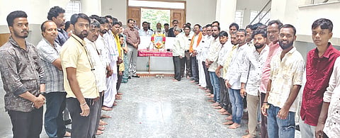 ಚಿತ್ತಾಪುರದ ಪ್ರಜಾಸೌಧದಲ್ಲಿ ಶರಣ ನಿಜಸುಖಿ ಹಡಪದ ಅಪ್ಪಣ್ಣ ಜಯಂತಿ ಆಚರಿಸಲಾಯಿತು. ನಾಗಯ್ಯ ಹಿರೇಮಠ, ಮುರಳಿಕುಮಾರ ಹಡಪದ, ಭೀಮರಾವ ಹಡಪದ, ಬಸವರಾಜ ಹಡಪದ, ಭಾರತಿ ದಂಡೋತಿ, ಆನಂದರಾವ ಕುಲಕರ್ಣಿ, ಸೈಯದ್​ ನಸೀರ್​ ಹಾಶ್ಮಿ, ಪಂಡಿತ ಶಿಂಧೆ ಇತರರಿದ್ದರು.
