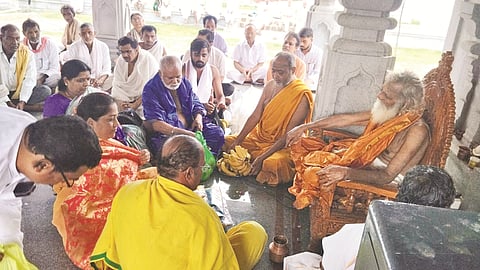 ಜೇವರ್ಗಿ ತಾಲೂಕಿನ ಗಂವ್ಹಾರದ ಶ್ರೀ ತ್ರಿವಿಕ್ರಮಾನಂದ ಸರಸ್ವತಿ ಮಠದಲ್ಲಿ ಭಕ್ತರು ಶ್ರೀ ಸೋಪಾನನಾಥ ಸ್ವಾಮಿಗಳಿಗೆ ನಮನ ಸಲ್ಲಿಸಿದರು.