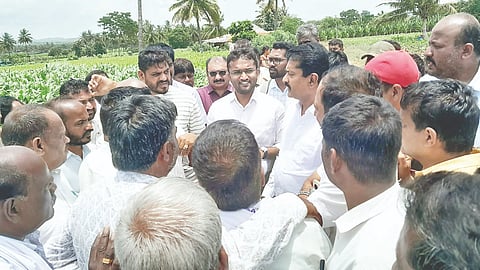 ಗುಂಡ್ಲುಪೇಟೆ ತಾಲೂಕಿನ ಶಿವಪುರದಲ್ಲಿ ತಾಲೂಕು ಆಡಳಿತ ಕೈಗೊಂಡ ಒತ್ತುವರಿ ತೆರವು ಸಂದರ್ಭದಲ್ಲಿ ಮಾಜಿ ಶಾಸಕ ಸಿ.ಎಸ್.ನಿರಂಜನಕುಮಾರ್ ಹಾಗೂ ಬೆಂಬಲಿಗರು ತಹಸೀಲ್ದಾರ್ ಎಂ.ಎಸ್.ತನ್ಮಯಿ ಅವರೊಂದಿಗೆ ವಾಗ್ವಾದ ನಡೆಸಿದರು.