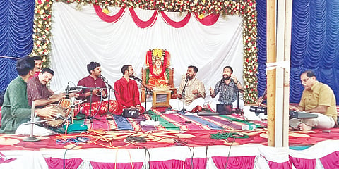 ಗುಂಡ್ಲುಪೇಟೆ ಪಟ್ಟಣದ ಶ್ರೀ ರಾಘವೇಂದ್ರ ಸ್ವಾಮಿ ಮೃತ್ತಿಕಾ ಬೃಂದಾವನ ಸನ್ನಿಧಾನದಲ್ಲಿ ರಾಯರ 355ನೇ ಆರಾಧನಾ ಮಹೋತ್ಸವ ಅಂಗವಾಗಿ ಕರ್ನಾಟಿಕ್ ಅಡ್ಡ ತಂಡದ ಸದಸ್ಯರು ದಾಸರ ಪದಗಳನ್ನು ಹಾಡಿದರು. 