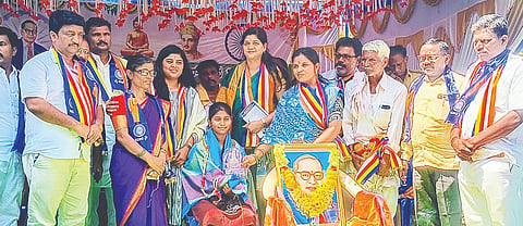 ಮುಷ್ಟೂರು ಗ್ರಾಮದಲ್ಲಿ ಹಮ್ಮಿಕೊಂಡಿದ್ದ ಕಾರ್ಯಕ್ರಮದಲ್ಲಿ ಎಸ್ಸೆಸ್ಸೆಲ್ಸಿ ಪರೀಕ್ಷೆಯಲ್ಲಿ ಅತಿ ಹೆಚ್ಚು ಅಂಕ ಗಳಿಸಿ ದೇವದುರ್ಗ ತಾಲೂಕಿಗೆ ಪ್ರಥಮ ಸ್ಥಾನ ಪಡೆದ ಭಾಗ್ಯ ಬಾಪುಗೌಡ ಅವರನ್ನು ಸನ್ಮಾನಿಸಲಾಯಿತು. ರಾಷ್ಟ್ರೀಯ ಮಹಿಳಾ ಕಾಂಗ್ರೆಸ್ ಕಾರ್ಯದರ್ಶಿ ಶ್ರೀದೇವಿ ನಾಯಕ, ಛಲವಾದಿ ಮಹಾಸಭಾ ಜಿಲ್ಲಾಧ್ಯಕ್ಷ ಶಿವರಾಜ ಜಾನೇಕಲ್, ಅಂಬ್ರಯ್ಯ ಸ್ವಾಮಿ, ಶಿವಜಾತಯ್ಯ ಸ್ವಾಮಿ ಇತರರಿದ್ದರು.