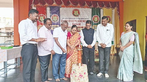 ಬಾದಾಮಿ ನಗರದ ಶ್ರೀ ಕಾಂಚನೇಶ್ವರ ವಿದ್ಯಾವರ್ಧಕ ಸಂಸ್ಥೆಯ ದಿ ಕೇಂಬ್ರಿಡ್ಜ್ ಇಂಟರ್ನ್ಯಾಷನಲ್ ಪಬ್ಲಿಕ್ ಶಾಲೆಯಲ್ಲಿ ಹಮ್ಮಿಕೊಂಡಿದ್ದ ಸಾಂಸ್ಕೃತಿಕ ಕಾರ್ಯಕ್ರಮಗಳ ಕಾರ್ಯಕ್ರಮವನ್ನು ನಿವೃತ್ತ ಪ್ರಾಚಾರ್ಯ ರವೀಂದ್ರ ಮೂಲಿಮನಿ ಉದ್ಘಾಟಿಸಿದರು. ಬಿ.ಎಚ್. ಹಳಗೇರಿ, ರೂಪಶ್ರೀ ತ್ತೇಪುರ, ರೇಣುಕಾ ಗುಡ್ಡದ, ವೈ.ಎಸ್. ಗುಡ್ಡದ ಇತರರಿದ್ದರು.