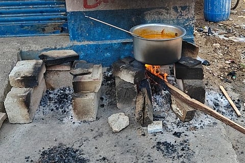 ಸೌದೆ ಒಲೆಯಲ್ಲಿ ಅಡುಗೆ ಮಾಡುತ್ತಿರುವುದು