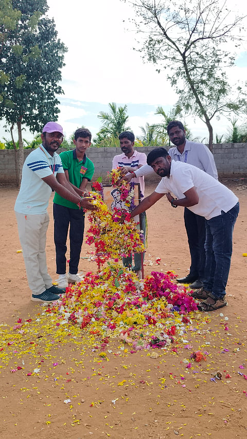 ಬುಕ್ಕಾಪಟ್ಟಣ sports ಹೋಬಳಿಯ ಹೂಯಿಲ್​ ದೊರೆ ಶ್ರೀ ಶಾರದಾ ಇಂಟರ್​ನ್ಯಾಷನಲ್​ ಕೇಂಬ್ರಿಡ್ಜ್​ ಶಾಲೆಯ ಆವರಣದಲ್ಲಿ ಆಯೋಜಿಸಿದ್ದ ರಾಷ್ಟ್ರೀಯ ಕ್ರೀಡಾ ದಿನಾಚರಣೆಯಲ್ಲಿ ಪ್ರಾಂಶುಪಾಲ ನವೀನ್​ ಕುಮಾರ್​, ಬಾಲೋಧ್ಯಾನ ಮುಖ್ಯ ಶಿಕ್ಷಕಿ ಕಾವ್ಯಾ ಮಹೇಶ್​, ದೈಹಿಕ ಶಿಕ್ಷಣ ಶಿಕ್ಷಕರಾದ ಕಿರಣ್​ ಕುಮಾರ್​, ಮಹೇಶ್​ ಗೌಡ ಇದ್ದರು.  