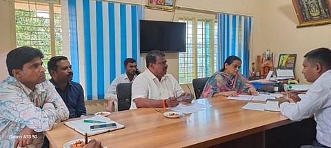 ಚನ್ನರಾಯಪಟ್ಟಣದ ಕಾರ್ಯಪಾಲಕ ಇಂಜಿನಿಯರ್ ಕಚೇರಿಯಲ್ಲಿ ಇಲಾಖೆಯ ವಿವಿಧ ಹಂತಗಳ ಅಧಿಕಾರಿಗಳೊಂದಿಗೆ ವಿದ್ಯುತ್ ಸಮಸ್ಯೆ ಕುರಿತು ಶಾಸಕ ಸಿ.ಎನ್.ಬಾಲಕೃಷ್ಣ ಗುರುವಾರ ಸಭೆ ನಡೆಸಿದರು. ಆರ್.ರತ್ನಾ, ಹರೀಶ್, ವಜ್ರಕುಮಾರ್ ಇತರರಿದ್ದರು.