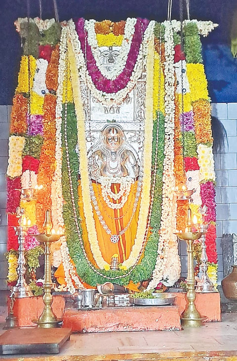 ಚನ್ನರಾಯಪಟ್ಟಣದ ಕೋಟೆ ಶ್ರೀ ರಾಘವೇಂದ್ರ ಸ್ವಾಮಿ ಮಠದಲ್ಲಿ ಶ್ರೀ ಗುರುಗಳ 355ನೇ ಆರಾಧನಾ ಮಹೋತ್ಸವದ ಮಧ್ಯಾರಾಧನೆ ಪ್ರಯುಕ್ತ ರಾಯರಿಗೆ ವಿಶೇಷವಾದ ರಜತ ಕವಚ ಸಮರ್ಪಣೆಯೊಂದಿಗೆ ಹೂವಿನ ಅಲಂಕಾರ ಮಾಡಲಾಗಿತ್ತು.