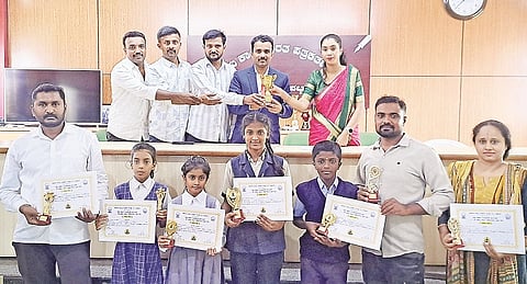 ಹಾಸನ ಜಿಲ್ಲಾ ಮಟ್ಟದ ಯೋಗಾಸನ ಸ್ಪರ್ಧೆಯಲ್ಲಿ ಜಿಲ್ಲಾ ಸಮಗ್ರ ಪ್ರಶಸ್ತಿಯನ್ನು ಸ್ನೇಹಮಯಿ ವಿವೇಕಾನಂದ ಯೋಗ ಮಂದಿರದ ಯೋಗಪಟುಗಳು ತಮ್ಮದಾಗಿಸಿಕೊಂಡಿರುವುದು.