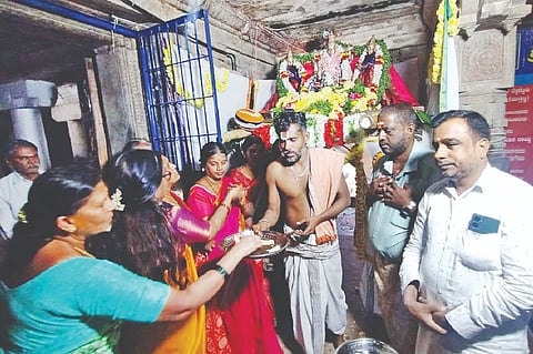 ಗುಂಡ್ಲುಪೇಟೆ ತಾಲೂಕಿನ ತೆರಕಣಾಂಬಿಯ ಲಕ್ಷ್ಮಿವರದರಾಜಸ್ವಾಮಿ ದೇವಾಲಯದಲ್ಲಿ ನಿರ್ಮಿಸಿದ್ದ ಉತ್ಸವ ಮೂರ್ತಿಗಳು ಹಾಗೂ ಮೈಸೂರು ಅರಸರು ಕೊಡುಗೆಯಾಗಿ ನೀಡಿದ್ದ ಲಕ್ಷ್ಮೀ ವಿಗ್ರಹಗಳ ಕೆಳಗೆ ಸ್ವರ್ಗದ ಬಾಗಿಲಿನ ಮೂಲಕ ಭಕ್ತರು ಸಾಗಿದರು.