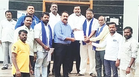 ದೇವದುರ್ಗದಲ್ಲಿ  ತಾಪಂ ಇಒ ಕೆ.ರಾಜೇಂದ್ರ ಕುಮಾರಗೆ ಜೈಭೀಮ್ ಸಂಘರ್ಷ ಸಮಿತಿ ಮನವಿ ಸಲ್ಲಿಸಿತು. ತಾಲೂಕು ಅಧ್ಯಕ್ಷ ವೆಂಕಟೇಶ ಜಾಲಹಳ್ಳಿ, ಪ್ರಮುಖರಾದ ಹನುಮಂತಪ್ಪ ಮನ್ನಾಪುರಿ, ಬಸವರಾಜ ಜಯಂ, ಡೇವಿಡ್ ಮೇತ್ರಿ, ಲಕ್ಷ್ಮೀ ಭಂಡಾರಿ, ಕರಿಯಪ್ಪ ಜಾಲಹಳ್ಳಿ, ಬಾಳಪ್ಪ ಬಾವಿಮನಿ ಇತರರಿದ್ದರು.