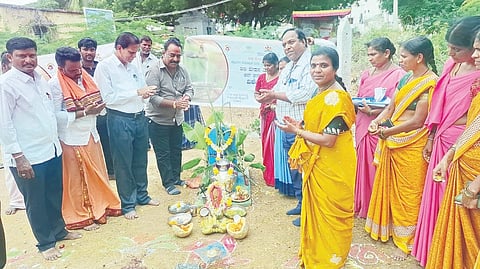 ದೇವದುರ್ಗ ತಾಲೂಕು ಕಮದಾಳ ಗ್ರಾಮದಲ್ಲಿ ನಿರಂತರ ಕುಡಿವ ನೀರಿನ ಯೋಜನೆಗೆ ತಾಪಂ ಇಒ ಕೆ.ರಾಜೇಂದ್ರಕುಮಾರ ಚಾಲನೆ ನೀಡಿದರು. 