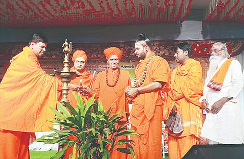 ಗಬ್ಬೂರಿನ ಶ್ರೀ ಬೂದಿಬಸವೇಶ್ವರ ಜಾತ್ರೆ ನಿಮಿತ್ತ ಆಯೋಜಿಸಿದ್ದ ಧರ್ಮಸಭೆಯನ್ನು ಕೊಪ್ಪಳ ಗವಿಮಠದ ಶ್ರೀ ಅಭಿನವ ಗವಿಸಿದ್ಧೇಶ್ವರ ಸ್ವಾಮೀಜಿ ಉದ್ಘಾಟಿಸಿದರು. ಶ್ರೀಮಠದ ಪೀಠಾಧಿಪತಿ ಬೂದಿಬಸವ ಶಿವಾಚಾರ್ಯರು, ಸುಲ್ತಾನಪುರದ ಶಂಭು ಸೋಮನಾಥ ಶಿವಾಚಾರ್ಯರು, ಮಹಾಂತ ಶಿವಯೋಗಿ ಸ್ವಾಮೀಜಿ ಇತರರಿದ್ದರು. 