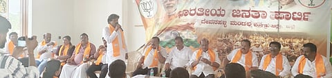 ದೇವನಹಳ್ಳಿ ಮಂಡಲ ಬಿಜೆಪಿ ಕಚೇರಿಯಲ್ಲಿ ಹಮ್ಮಿಕೊಂಡಿದ್ದ ಬಿಜೆಪಿ ಕಾರ್ಯಕರ್ತರ ಸಭೆಯಲ್ಲಿ ಮಂಡಲ ಅಧ್ಯಕ್ಷ ನೀಲೇರಿ ಎನ್​.ಎಲ್​.ಅಂಬರೀಶಗೌಡ ಮಾತನಾಡಿದರು.  ಬಯಪ ಮಾಜಿ ಅಧ್ಯಕ್ಷ ಸಿ.ಅಶ್ವತ್ಥ ನಾರಾಯಣ, ಬೆಂಗಳೂರು ಗ್ರಾಮಾಂತರ ಜಿಲ್ಲಾ ಬಿಜೆಪಿ ಅಧ್ಯಕ್ಷ ರಾಮಕೃಷ್ಣಪ್ಪ, ಪ್ರಧಾನ ಕಾರ್ಯದರ್ಶಿ ನಾಗವೇಣಿ ಶ್ರೀನಿವಾಸ್​,  ಓಬಿಸಿ ತಾಲೂಕು ಅಧ್ಯಕ್ಷ ಬಿ.ಕೆ.ನಾರಾಯಣಸ್ವಾಮಿ ಇತರರು ಇದ್ದರು.
