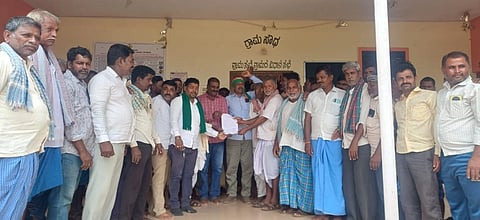 ಘನತ್ಯಾಜ್ಯ ಘಟಕ ನಿರ್ಮಾಣಕ್ಕೆ ಅವಕಾಶ ನೀಡಬಾರದು ಎಂದು ಗ್ರಾಮ ಪಂಚಾಯಿತಿ ಅಭಿವೃದ್ಧಿ ಅಧಿಕಾರಿಗೆ ಮನವಿ ಸಲ್ಲಿಸಿದರು.