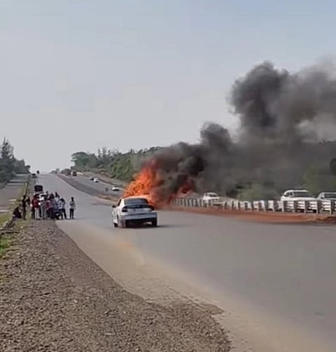 ರಾಷ್ಟ್ರೀಯ ಹೆದ್ದಾರಿಯಲ್ಲಿ ಹೊತ್ತಿ ಉರಿದ ಕಾರ್​
