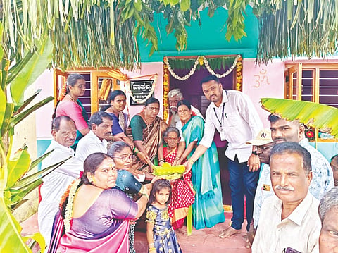 ಕಣ್ಣೂರು ಗ್ರಾಮದಲ್ಲಿ ಶ್ರೀ ಕ್ಷೇತ್ರ ಧರ್ಮಸ್ಥಳ ಗ್ರಾಮಾಭಿವೃದ್ಧಿ ವಾತ್ಸಲ್ಯ ಯೋಜನೆಯಡಿ ನಿರ್ಮಿಸಿದ ಮನೆಯನ್ನು ಕಮಲಮ್ಮ ಅವರಿಗೆ ಹಸ್ತಾಂತರಿಸಲಾಯಿತು. ಪ್ರವೀಣ್‌ಕುಮಾರ್, ಬಸವರಾಜಪ್ಪ, ಪ್ರದೀಪ್, ಭಾನುಪ್ರಿಯ ಇತರರಿದ್ದರು. 
