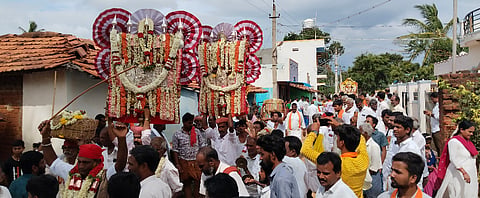 ಹನೂರು ಸಮೀಪದ ಆನಾಪುರ ಗ್ರಾಮದಲ್ಲಿ ಶ್ರೀ ಕೋಣನ ಮಾರಮ್ಮ ಹಾಗೂ ಬೀರು ದೇವರುಗಳ ಉತ್ಸವ ಮೂರ್ತಿಯ ಮೆರವಣಿಗೆಯು ವಿಜೃಂಭಣೆಯಿಂದ ನೆರವೇರಿತು. 