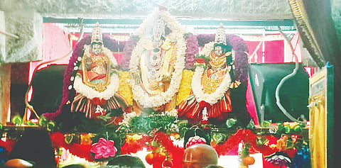 ಹನೂರಿನ ಶ್ರೀ ಕನ್ನಿಕಾ ಪರಮೇಶ್ವರಿ ದೇಗುಲದಲ್ಲಿ ಸ್ವಾಮಿಯ ಮೂರ್ತಿಯನ್ನು ವಿವಿಧ ಪುಷ್ಪಗಳಿಂದ ಸಿಂಗರಿಸಲಾಗಿತ್ತು.