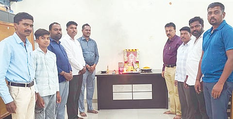ಹನೂರು ತಾಲೂಕು ಪಂಚಾಯಿತಿ ಕಚೇರಿಯಲ್ಲಿ ಮಹಾವೀರ ಜಯಂತಿಯನ್ನು ಆಚರಿಸಲಾಯಿತು. ಉಮೇಶ್, ರಮೇಶ್, ರಾಜು, ಸುರೇಶ್, ಲಿಂಗರಾಜು ಇತರರಿದ್ದರು. 
