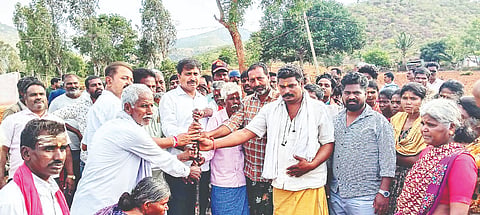 ಹನೂರು ತಾಲೂಕಿನ ಕಗ್ಗಲಿಗುಂದಿ ರಸ್ತೆ ಅಭಿವೃದ್ಧಿ ಕಾಮಗಾರಿಗೆ ಶಾಸಕ ಎಂ.ಆರ್.ಮಂಜುನಾಥ್ ಭೂಮಿಪೂಜೆ ನೆರವೇರಿಸಿದರು. ಮಾದೇಗೌಡ, ಮಂಜೇಶ್, ರಮೇಶ್, ಕ್ಯಾತೇಗೌಡ ಇತರರು ಇದ್ದರು. 