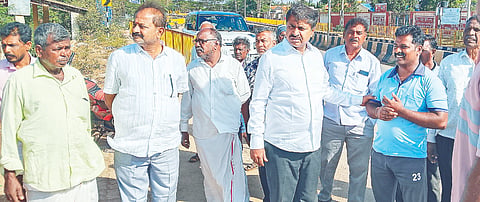 ಮಂಗಲ ಗ್ರಾಮದಲ್ಲಿ ಕೈಗೊಂಡಿರುವ ಆರೋಗ್ಯ ಉಪ ಕೇಂದ್ರದ ಕಟ್ಟಡ ಕಾಮಗಾರಿಯನ್ನು ಶಾಸಕ ಎಂ.ಆರ್.ಮಂಜುನಾಥ್ ವೀಕ್ಷಿಸಿದರು. ಉದ್ದನೂರು ಪ್ರಸಾದ್, ಮಂಜೇಶ್, ಮಲ್ಲಿಕಾರ್ಜುನ, ಮಹದೇವ ಇತರರಿದ್ದರು. 