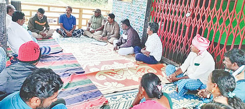 ದಿನ್ನಳ್ಳಿಯಲ್ಲಿ ಮಾನವ-ವನ್ಯಜೀವಿ ಸಂಘರ್ಷ ತಡೆ ಸಂಬಂಧ ಅರಣ್ಯ ಇಲಾಖೆಯಿಂದ ಗ್ರಾಮಸ್ಥರ ಸಭೆ ಆಯೋಜಿಸಲಾಗಿತ್ತು.  ನಾಗರಾಜು, ವಿನಾಯಕ, ಹುಚ್ಚೇಗೌಡ, ಕೃಷ್ಣನಾಯಕ್ ಇತರರು ಇದ್ದರು. 