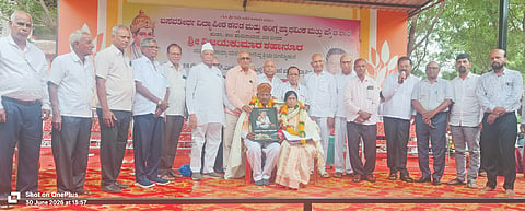 ಹುಮನಾಬಾದ್​ ತಾಲೂಕಿನ ಹುಡಗಿ ಗ್ರಾಮದ ಬಸವತೀರ್ಥ ವಿದ್ಯಾಪಿಠದಲ್ಲಿ ಮಂಗಳವಾರ ಹಮ್ಮಿಕೊಂಡಿದ್ದ ಕಾರ್ಯಕ್ರಮದಲ್ಲಿ ವಯೋನಿವೃತ್ತಿ ಹೊಂದಿದ ಮುಖ್ಯೋಪಾಧ್ಯಾಯ ವಿಜಯಕುಮಾರ ಶಹಾನೂರ ದಂಪತಿಯನ್ನು ಸನ್ಮಾನಿಸಲಾಯಿತು. ಕಂಟೆಪ್ಪ ದಾನಪ್ಪ, ಡಾ.ಸೋಮನಾಥ ಯಾಳವಾರ, ಬಸವಕುಮಾರ ಪಾಟೀಲ್​, ಕೇಶವರಾವ ತಳಟಕರ, ಮಲ್ಲಪ್ಪ ಮಾಳಶೇಟ್ಟಿ, ಅಣ್ಣರಾವ ಪಾಟೀಲ್​ ಇತರರಿದ್ದರು.